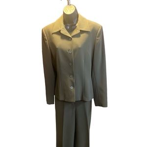 VINTAGE WOMENS JONES NEW YORK PLATINUM OLIVE GREEN PANTS SUIT